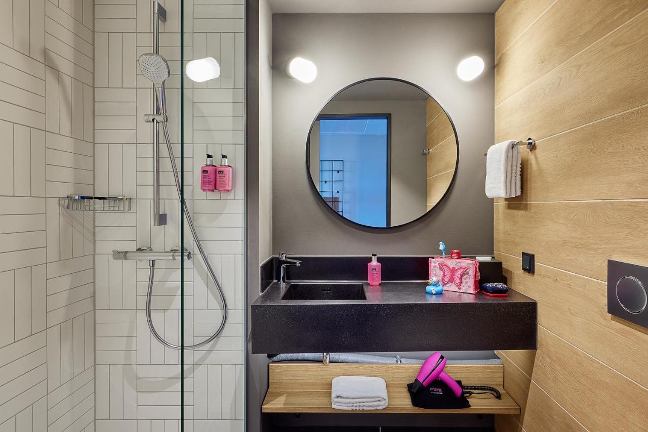 Hotel Moxy Muelheim Cologne
